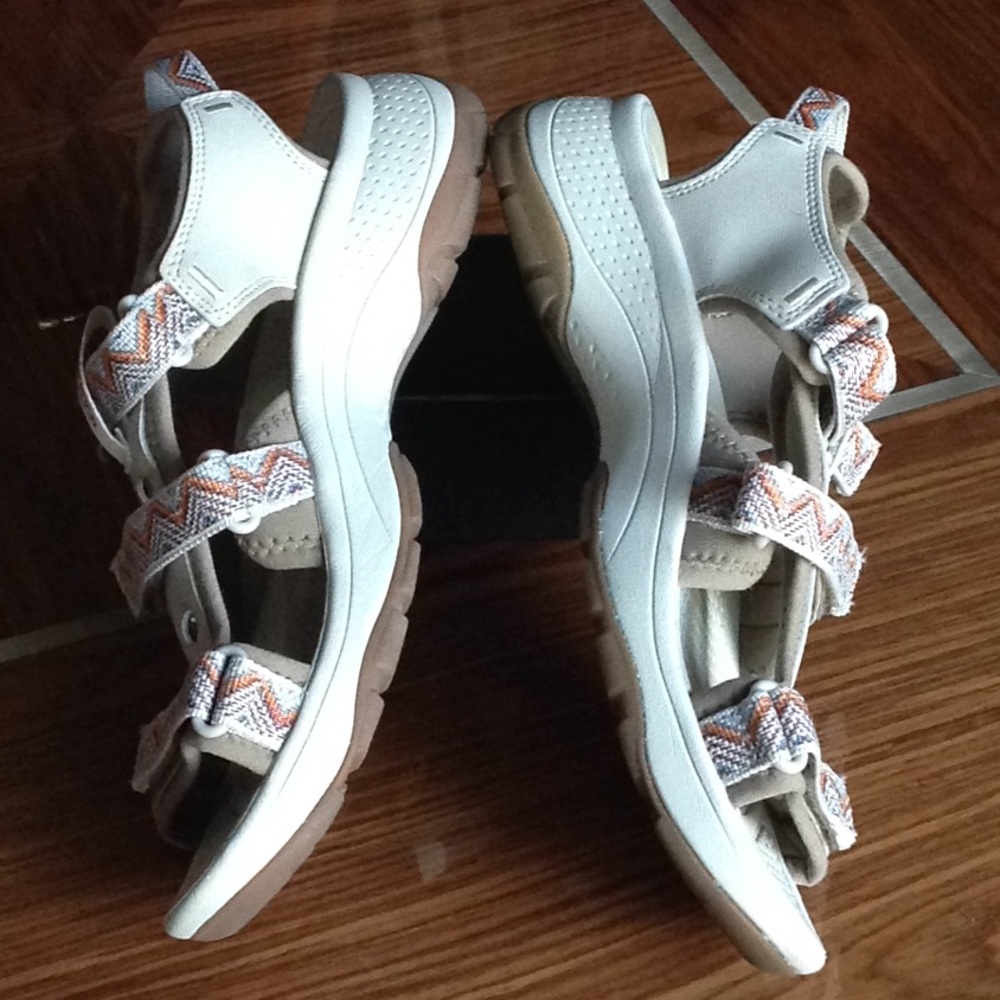 🔥 KEEN - Aztec Print Three Strap Velcro Sandals - Picture 3 of 10